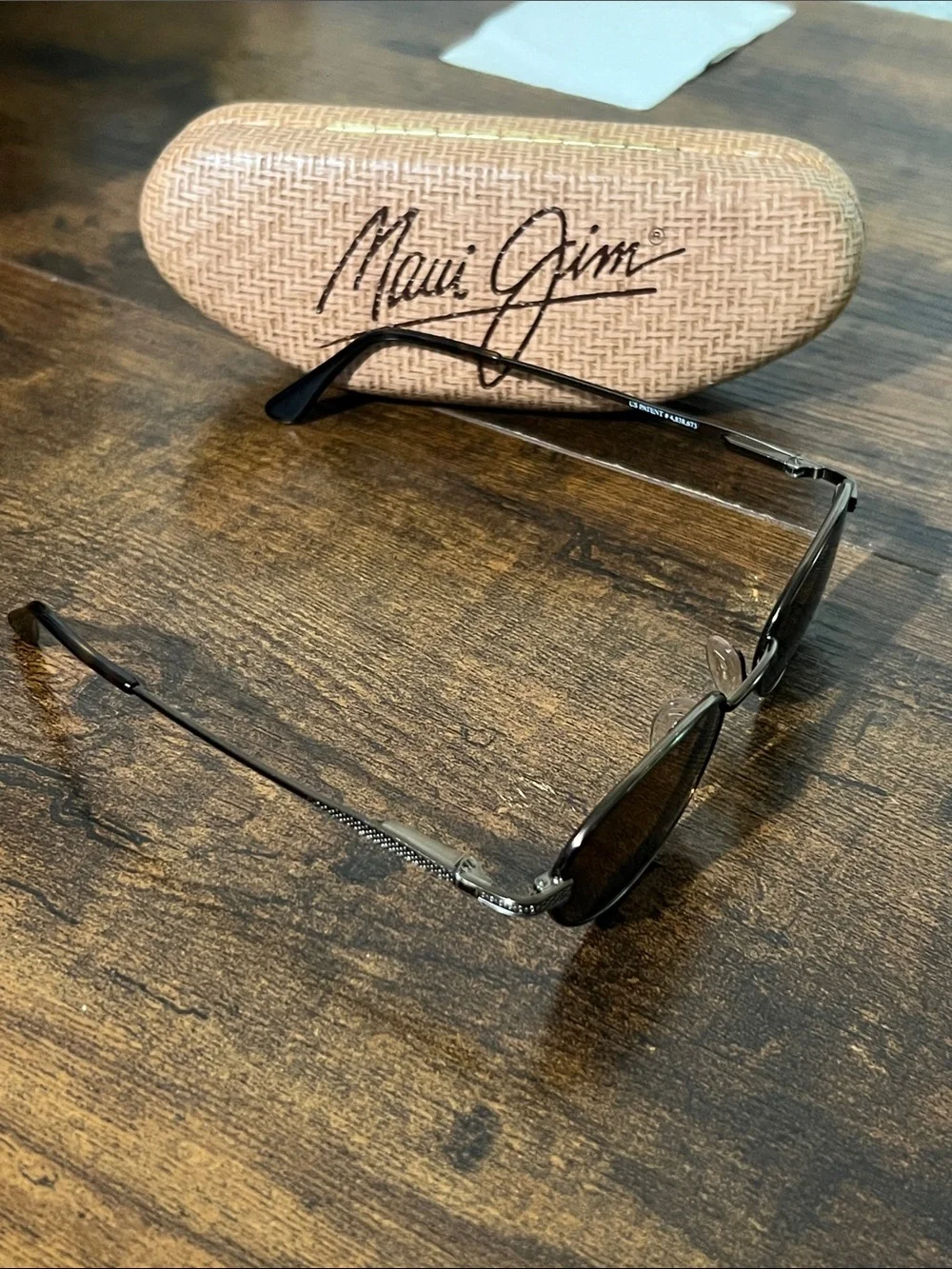 Maui Jim Black Oval Polarized Sunglasses with Tan Case MJ 146-19